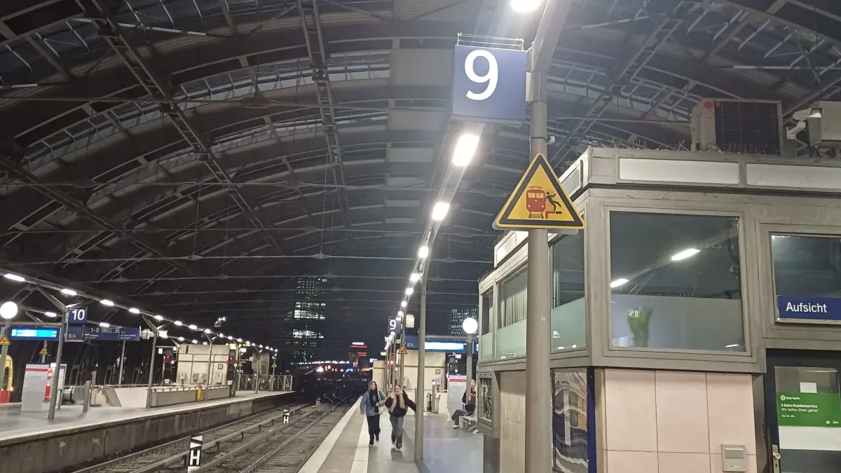 Nach der Erneuerung der Hallenkonstruktion soll es auf dem Ostbahnhof in Berlin nicht mehr so dunkel sein.