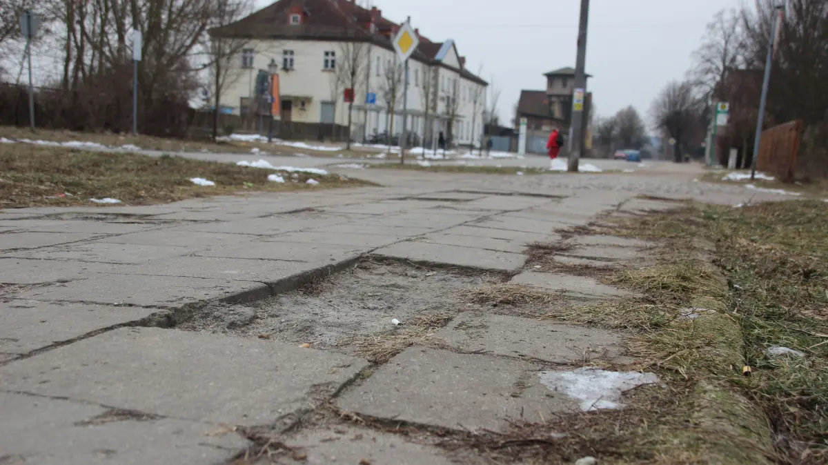 (ohne Überschrift): Schlagloch in Wriezen, Fußgängerweg Richtung Bahnhof Wriezen, Aufnahme: 10.2.2017