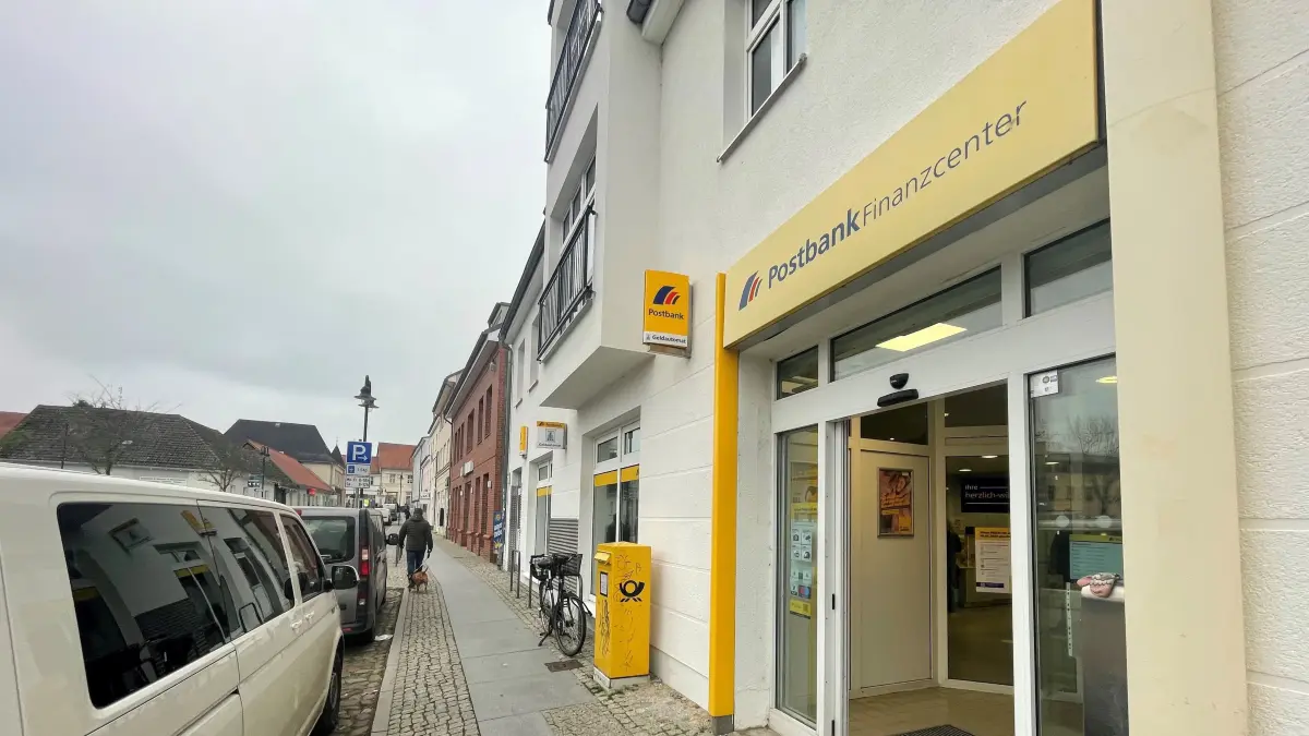 Das Ende ist beschlossen: Die Postbank-Filiale an der Müncheberger Straße in Strausberg zeiht aus.