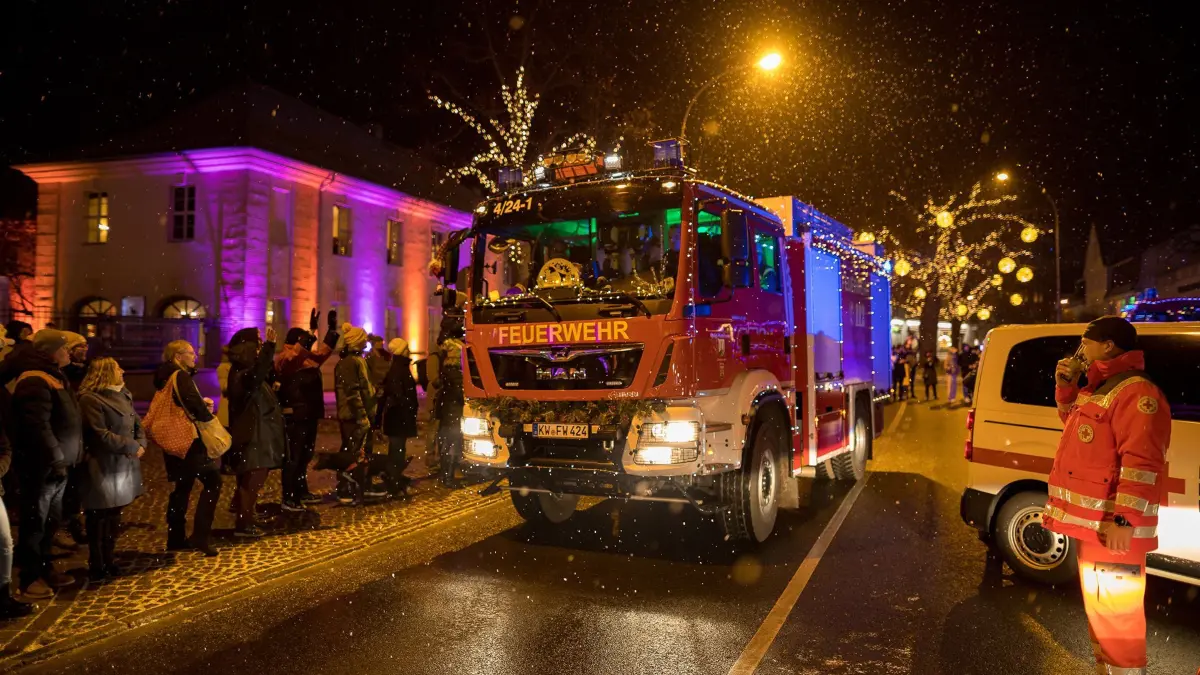 Am Samstag rollen wieder mit Lichterketten behangene Feuerwehrautos durch Königs Wusterhausen.