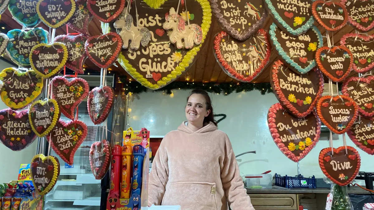 Madeline Frank verkauft am Spindler-Wagen nicht nur Lebkuchen-Herzen. Es gibt auch Paradiesäpfel, gebrannte Mandeln und Schoko-Früchte.