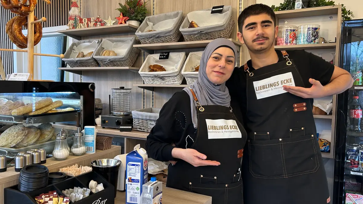 "Lieblings Ecke", Café-Bäckerei, Seegefelder Straße 111, Frühstücks- und Mittagstisch, Geschäftsführerin Zeinab Younes (l.) und Sohn Mohamed