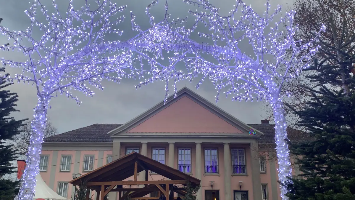 Am Kulturhaus Seelow wird es festlich: Hier und am Schloss in Bad Freienwalde werden am dritten Adventswochenende Weihnachtsmärkte veranstaltet. Wie teuer wird ein Besuch jeweils?