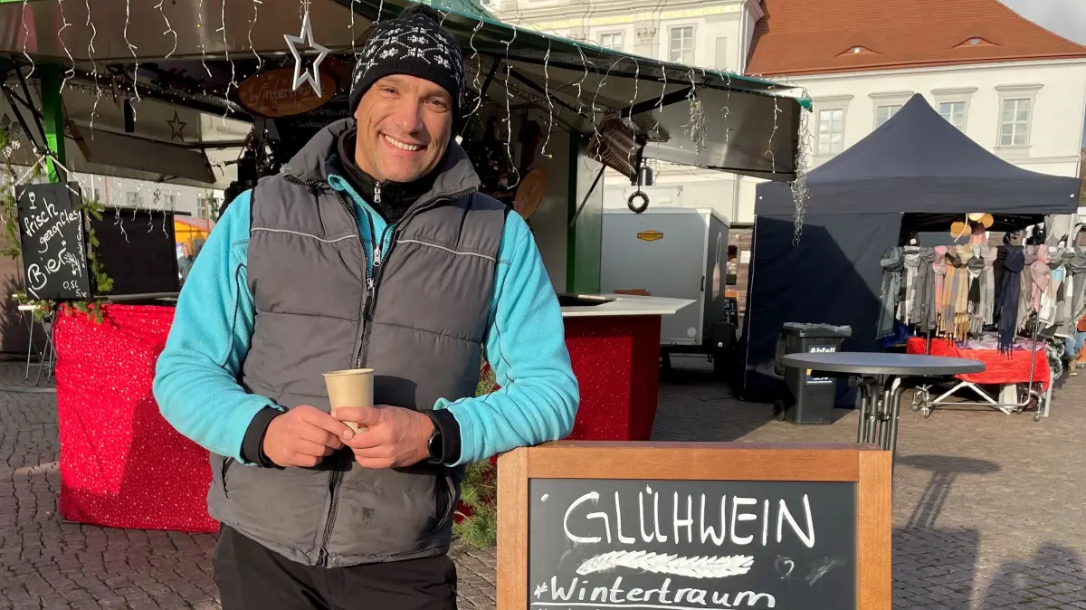 Weihnachtsmarkt Oranienburg 2024, Torsten Schneider, hat drei Stände (Langosch, Knoblauchbrot, Glühwein), das ist sein Hobby - eigentlich macht er beruflich etwas ganz anderes....