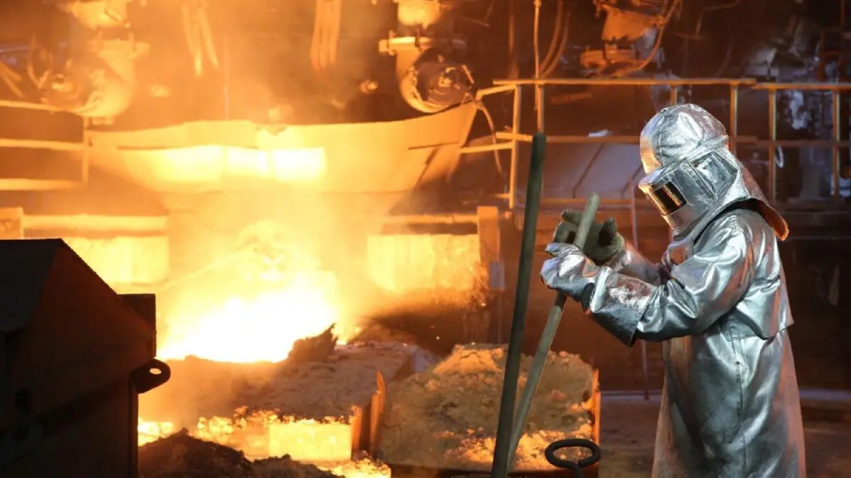 Februar 2015: Der Hochofen I von ArcelorMittal Eisenhüttenstadt ist wieder angeblasen worden und produziert Roheisen. Damit sind wieder zwei Hochöfen am Standort heiß.
