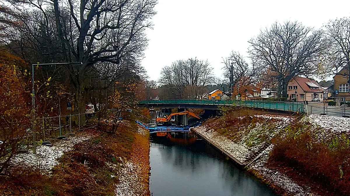 Werbellinkanal mit blauem Schlauch. Im kommenden Jahr soll an dieser Stelle gebaut werden.