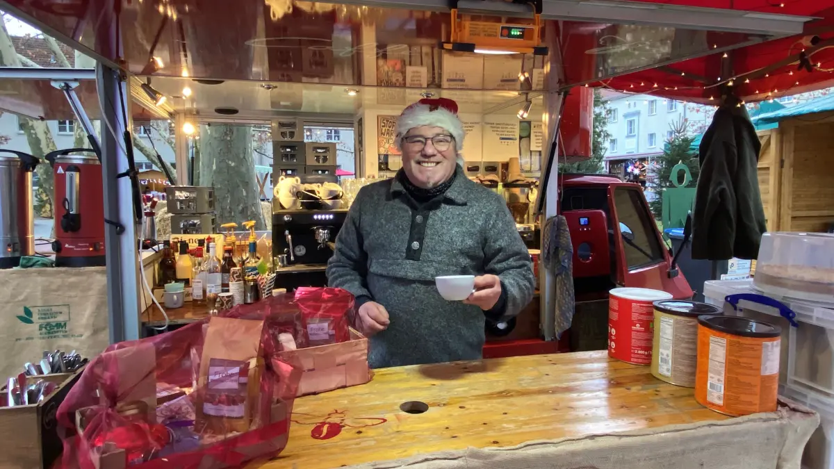 Hans-Peter Bienert aus Dolgelin steht mit seiner mobilen Kaffee-Rösterei auf dem Weihnachsmarkt in Seelow.