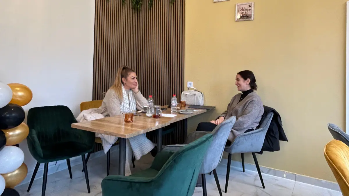 "Lieblings Ecke", Café-Bäckerei, Seegefelder Straße 111, Frühstücks- und Mittagstisch, Stammkundinnen, Ayla A. (l.) und Guygu Y. (r.)