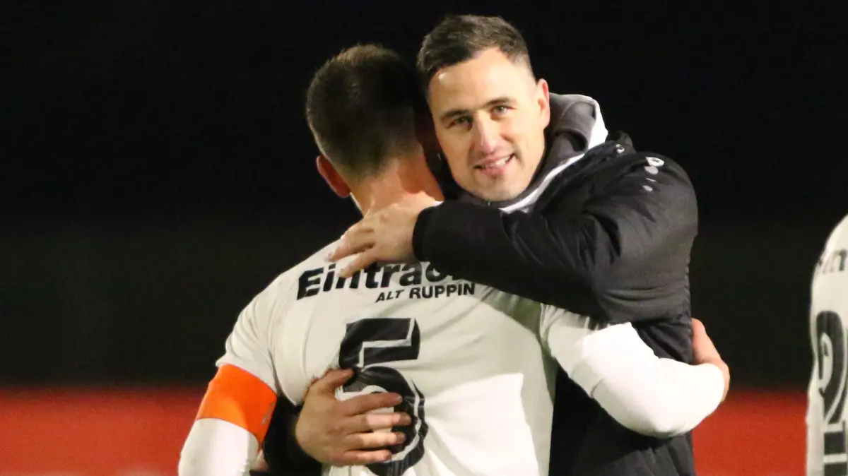 Danke für diesen Abend: Trainer Christoph Sperberg vom SV Eintracht Alt Ruppin nach Abpfiff der historischen Partie im Landespokal Brandenburg gegen den FC Energie Cottbus. Das Team aus der Landesliga zieht Lehren aus dem Viertelfinale.