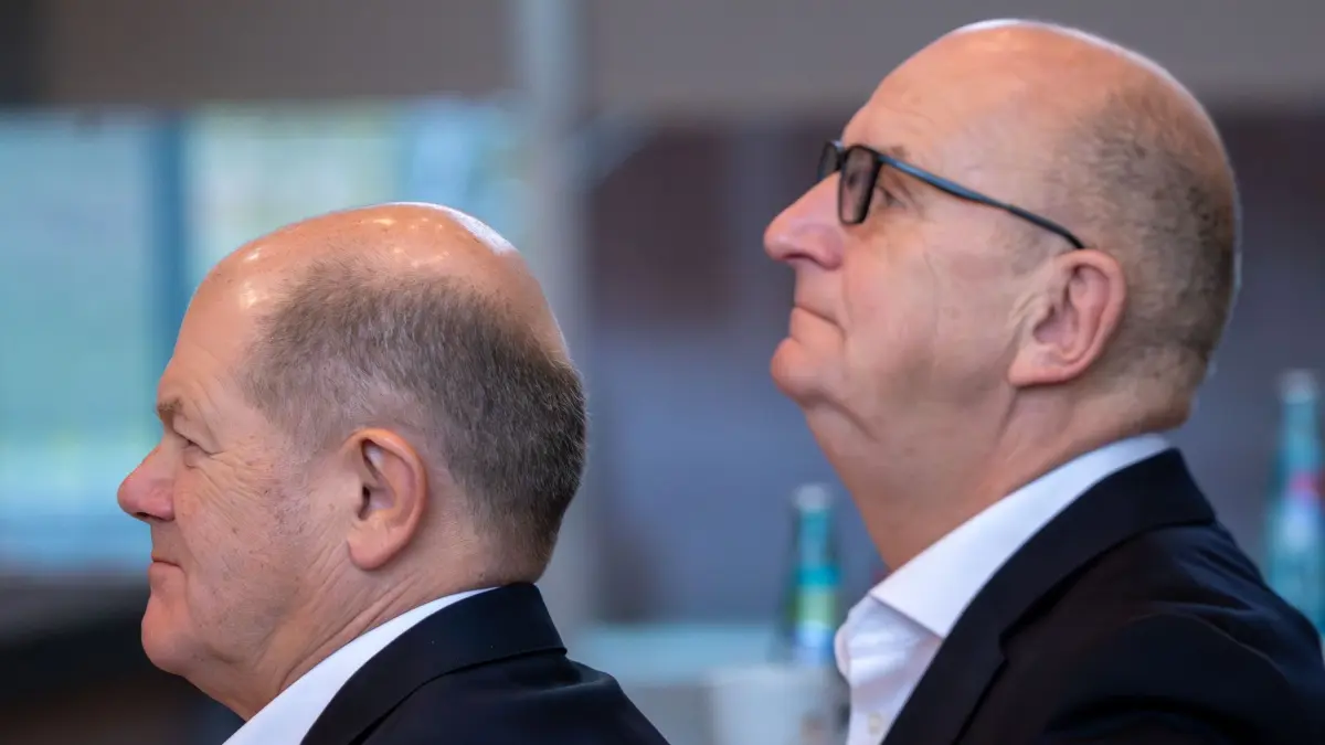 Landesvertreterversammlung der Brandenburger SPD: 14.12.2024, Brandenburg, Potsdam: Bundeskanzler Olaf Scholz (l) und Dietmar Woidke (r, beide SPD), Ministerpräsident von Brandenburg, verfolgen die Landesvertreterversammlung der Brandenburger SPD. Während der Veranstaltung wurde die Landesliste für die vorgezogene Bundestagswahl aufgestellt. Scholz soll Spitzenkandidat der Brandenburger SPD werden. Foto: Soeren Stache/dpa +++ dpa-Bildfunk +++