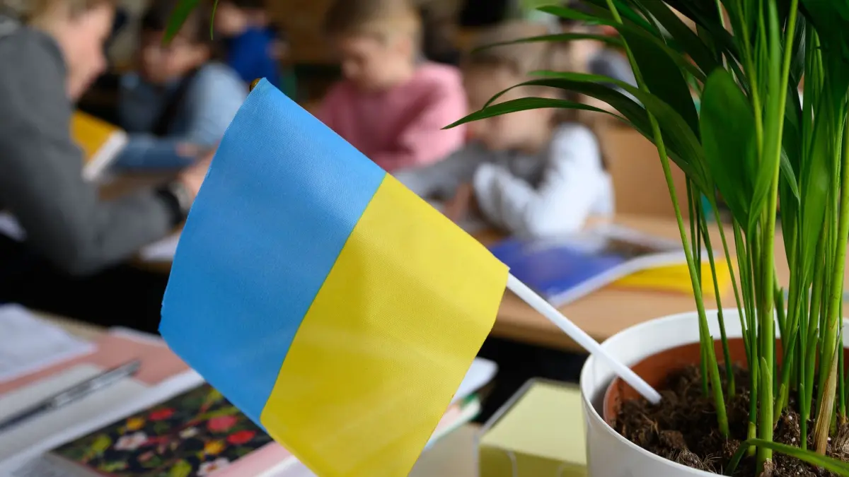 Unterricht für ukrainische Schülerinnen und Schüler: ARCHIV - 27.04.2022, Sachsen, Dresden: Schüler aus der Ukraine sitzen in einem Klassenzimmer. (zu dpa: «Ehrenamtliche Integrationscoaches für geflüchtete Schüler») Foto: Robert Michael/dpa +++ dpa-Bildfunk +++
