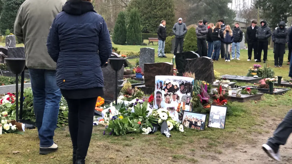 Abschied von Paul. Blumen und Fotos schmücken das Grab des 16-jährigen Paul Köppchen.