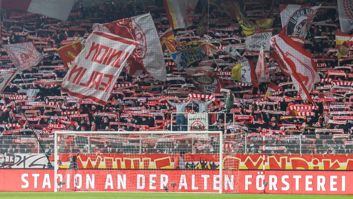1. FC Union Berlin - VfL Bochum: 14.12.2024, Berlin: Fußball: Bundesliga, 1. FC Union Berlin - VfL Bochum, 14. Spieltag, An der Alten Försterei. Fans von Union Berlin feuern ihr Team mit Schals und Fahnen an. Foto: Andreas Gora/dpa - WICHTIGER HINWEIS: Gemäß den Vorgaben der DFL Deutsche Fußball Liga bzw. des DFB Deutscher Fußball-Bund ist es untersagt, in dem Stadion und/oder vom Spiel angefertigte Fotoaufnahmen in Form von Sequenzbildern und/oder videoähnlichen Fotostrecken zu verwerten bzw. verwerten zu lassen. +++ dpa-Bildfunk +++