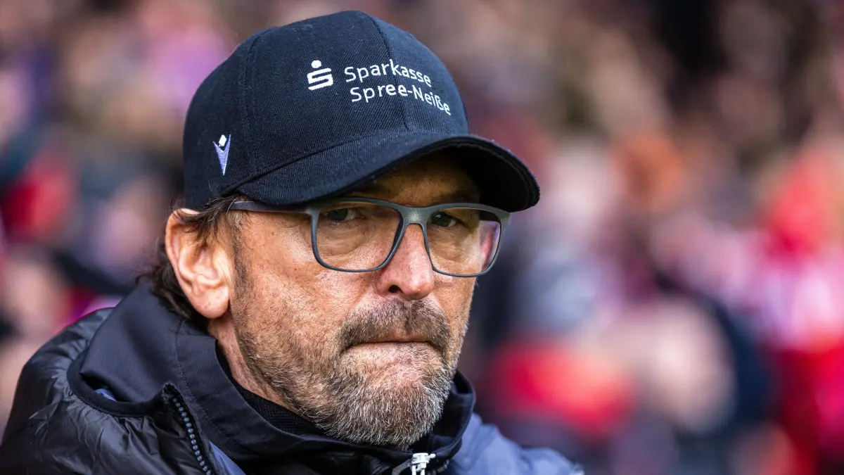 3. Bundesliga Saison 2024/25 FC Energie Cottbus vs. Hansa Rostock: 3. Bundesliga Saison 2024/25 FC Energie Cottbus vs. Hansa Rostock: Cheftrainer Claus-Dieter Wollitz (FC Energie Cottbus)
(Wichtiger Hinweis: Der DFB untersagt die Verwendung von Sequenzbildern im Internet und in Online-Medien während des Spiels (einschließlich Halbzeit). Sperrfrist! Der DFB erlaubt die Publikation und Weiterverwertung der Bilder auf mobilfunkfähigen Endgeräten (insbesondere MMS) und über DVB-H und DMB erst nach Spielende.)