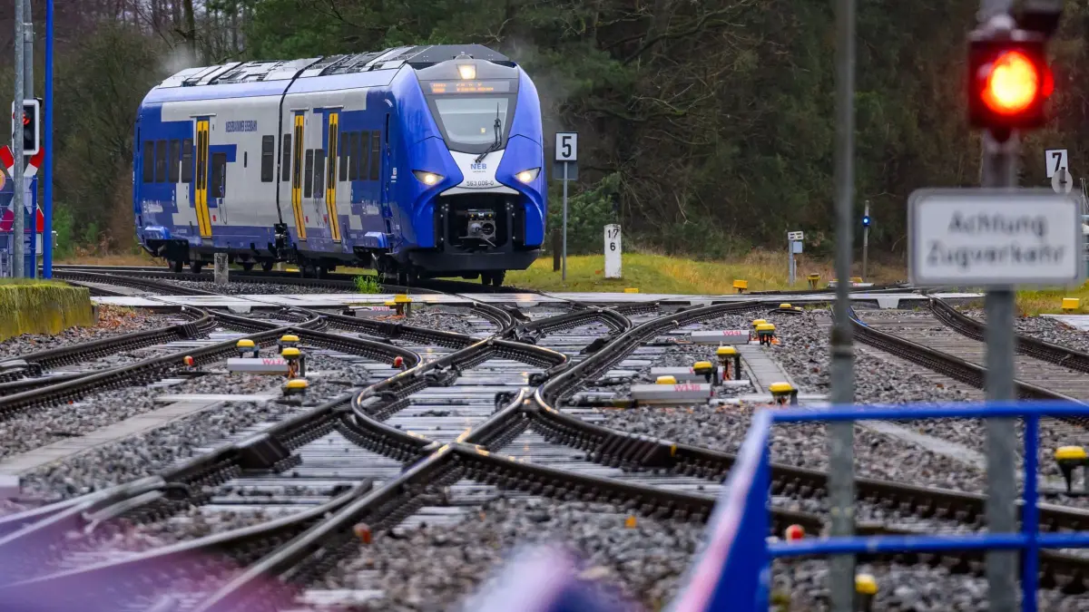 Fahrplanwechsel der Deutschen Bahn: 15.12.2024, Brandenburg, Basdorf: Ein Zug mit Wasserstoffantrieb der Niederbarnimer Eisenbahn (NEB) ist auf der Linie der Heidekrautbahn am Bahnhof in Basdorf angekommen. Zum Fahrplanwechsel am 15. Dezember sind in Brandenburg erstmals auch Züge mit Wasserstoffantrieb im Einsatz. Sie fahren unter anderen auf der sogenannten Heidekrautbahn zwischen Berlin und Groß Schönebeck beziehungsweise Schmachtenhagen. Sowohl auf der Heidekrautbahn als auch im Netz Ostbrandenburg sind viele Strecken noch nicht elektrifiziert. Foto: Patrick Pleul/dpa +++ dpa-Bildfunk +++