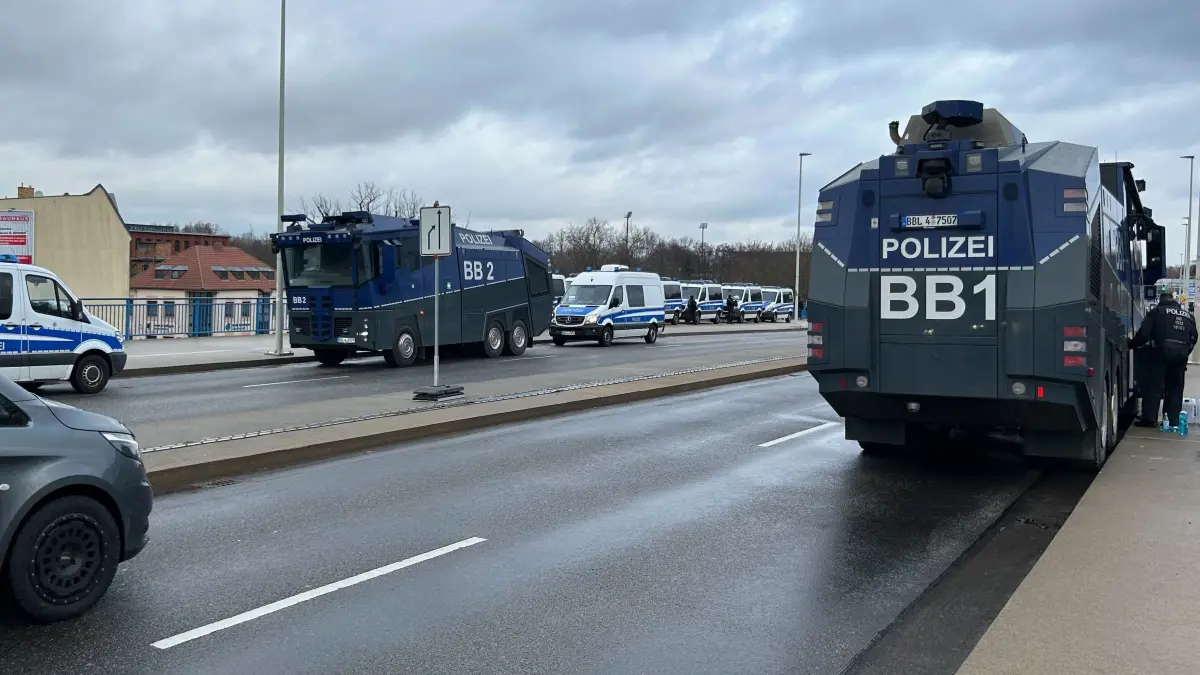 Zwei Wasserwerfer der Polizei Brandenburg stehen in Nähe des Leag Energie Stadions - das Spiel zwischen Energie Cottbus und Hansa Rostock wird von einem Großaufgebot abgesichert.