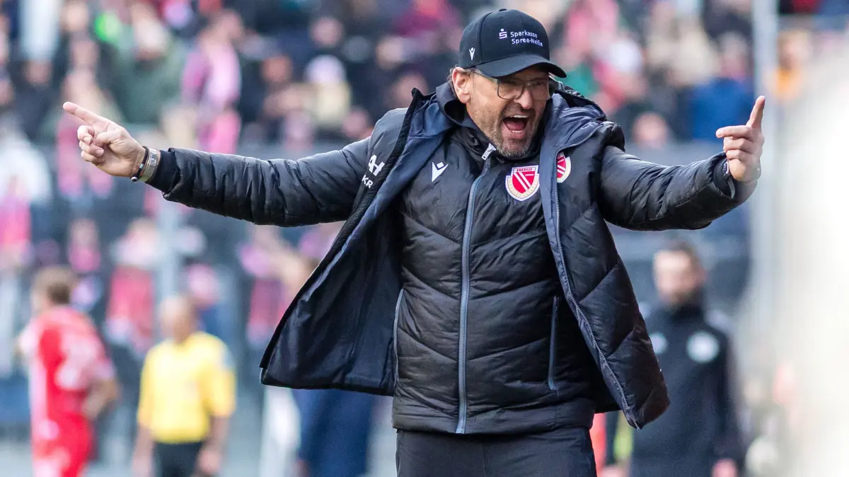 3. Bundesliga Saison 2024/25 FC Energie Cottbus vs. Hansa Rostock: 3. Bundesliga Saison 2024/25 FC Energie Cottbus vs. Hansa Rostock: Cheftrainer Claus-Dieter Wollitz (FC Energie Cottbus)
(Wichtiger Hinweis: Der DFB untersagt die Verwendung von Sequenzbildern im Internet und in Online-Medien während des Spiels (einschließlich Halbzeit). Sperrfrist! Der DFB erlaubt die Publikation und Weiterverwertung der Bilder auf mobilfunkfähigen Endgeräten (insbesondere MMS) und über DVB-H und DMB erst nach Spielende.)