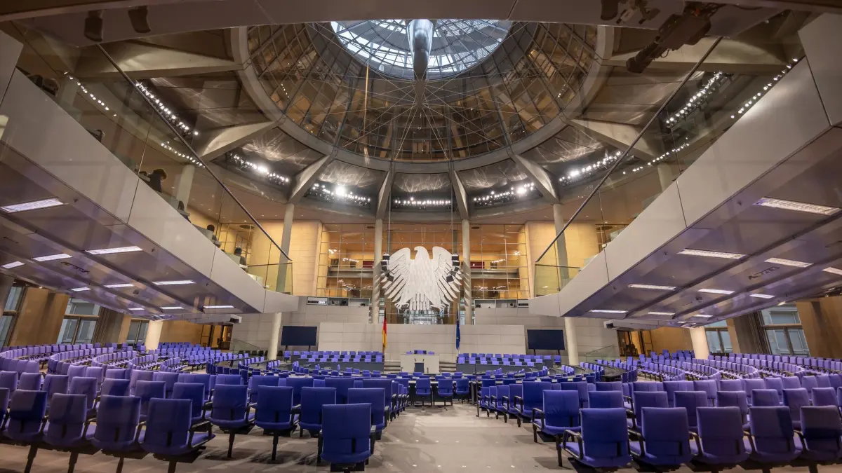 Bundestag - Vertrauensfrage: 16.12.2024, Berlin: Blick in den leeren Plenarsaal im Bundestag vor der Vertrauensfrage durch Bundeskanzler Scholz. Nach dem Aus der Ampel-Koalition will Scholz im Bundestag die Vertrauensfrage stellen, um eine Neuwahl am 23. Februar 2025 herbeizuführen. Foto: Michael Kappeler/dpa +++ dpa-Bildfunk +++