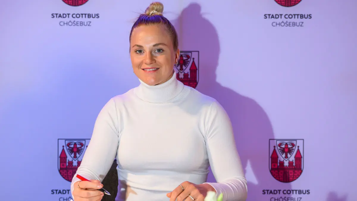 Radsportlerin Lea Sophie Friedrich durfte sich in das Goldene Buch der Stadt Cottbus eintragen.