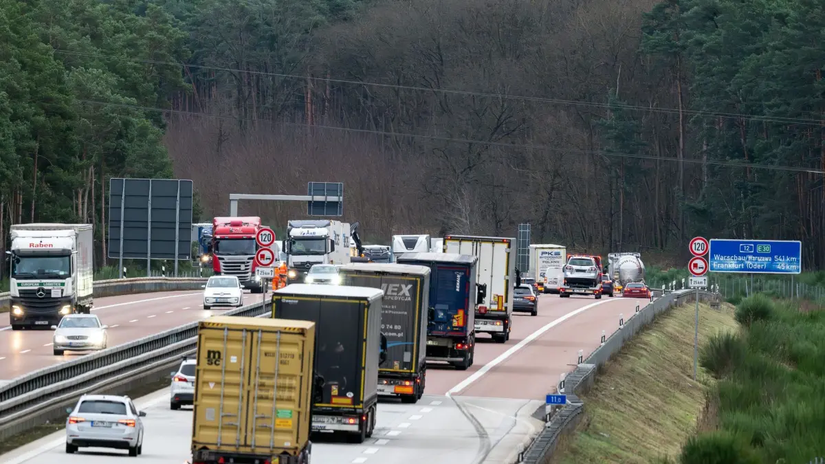 Autobahn A 12: 16.12.2024, Brandenburg, Storkow: Dichter Verkehr herrscht nahe der Anschlussstelle Storkow auf der Autobahn A 12. Foto: Soeren Stache/dpa/ZB - Honorarfrei nur für Bezieher des Dienstes ZB-Funkregio Ost +++ ZB-FUNKREGIO OST +++