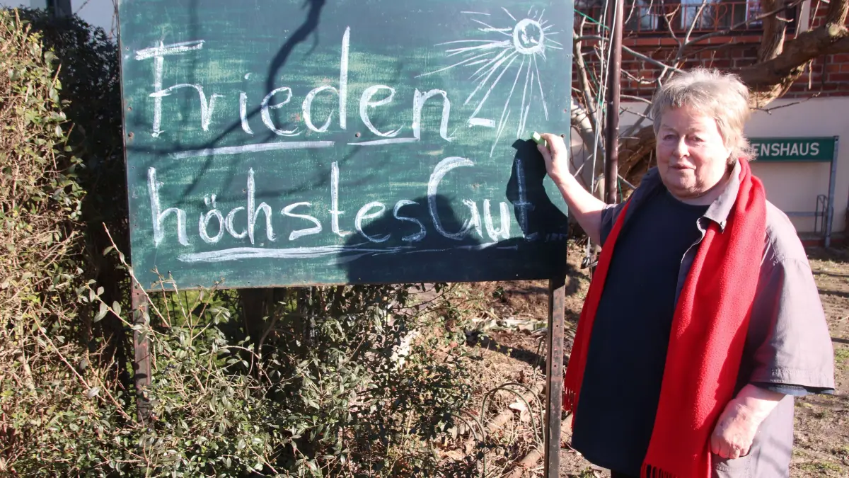 Hatte jahrelang an der Frankfurter Straßen im Eisenhüttenstädter Ortsteil Fürstenberg Tradition: der nahezu täglich neu verfasste Spruch am Friedenshaus an der Wallstraße 14. Hier hat die jetzt 86-jährige Friedensaktivistin Mechthild Tschierschky einen im März 2022 an die Tafel geschrieben.