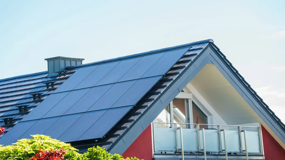 Kein Ende beim Ausbau der Photovoltaik: ARCHIV - 10.08.2023, Hessen, Eltville: Ein Dach ist mit tiefschwarzen und dadurch weitaus unauffälligeren Solarpanels belegt. Photovoltaik (PV) wandelt Sonnenlicht in Strom um. (zu dpa: «Mehr Ausbau erneuerbarer Energie in Hessen») Foto: Andreas Arnold/dpa +++ dpa-Bildfunk +++