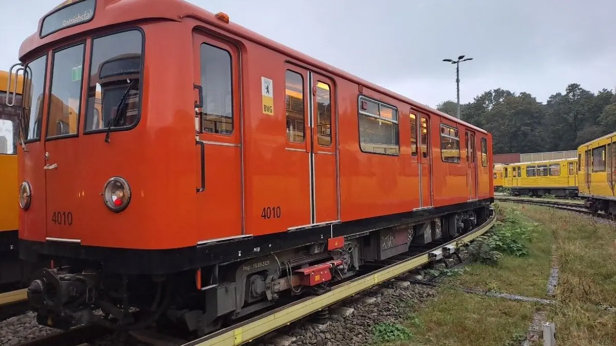 Mit diesem Spezialzug schmiert die BVG in Berlin die Schienen der U-Bahnlinien auf der Hochbahn gegen Frost und Glätte.