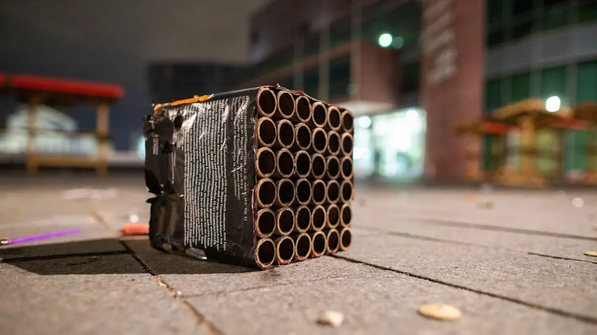 Ausgebrannte Böller und Raketen liegen in der Duisburger Innenstadt auf der Strasse. (zu dpa: «Böller und Co: Silvestermüll vielerorts auf Vor-Corona-Niveau») +++ dpa-Bildfunk +++