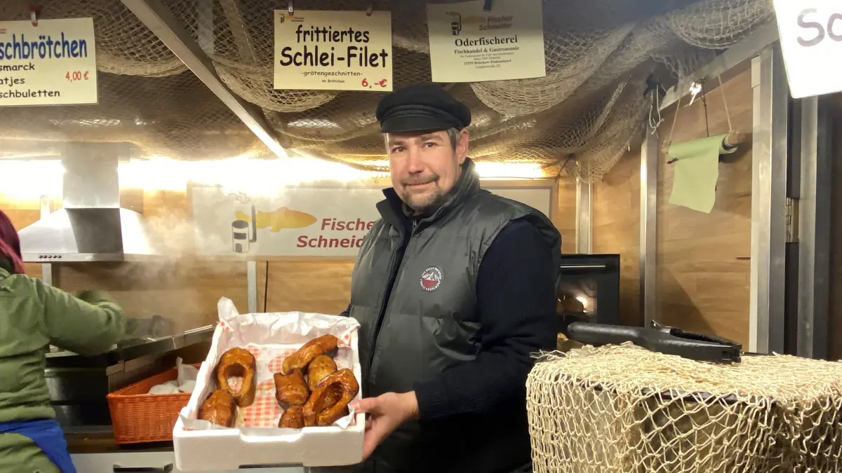 Bietet Karpfen in vielen Variationen an: Fischermeister Henry Schneider, der zuletzt auch auf den Weihnachtsmärkten präsent war. Zu Weihnachten und Silvester bietet er seinen Fisch sowohl auf seinem Hof in Brieskow-Finkenheerd als auch am City Center in Eisenhüttenstadt an.