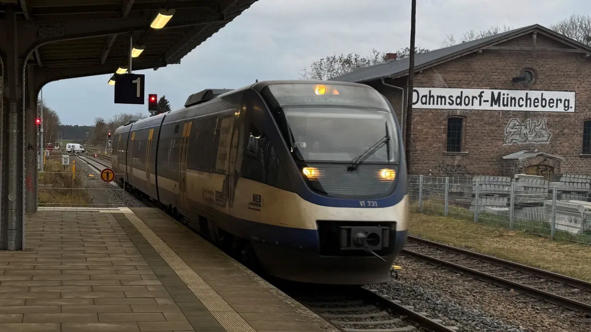 Einfahrender Zug der RB26 (Niederbarnimer Eisenbahn) in den Bahnhof Müncheberg. Der Zug kommt aus Richtung Berlin.