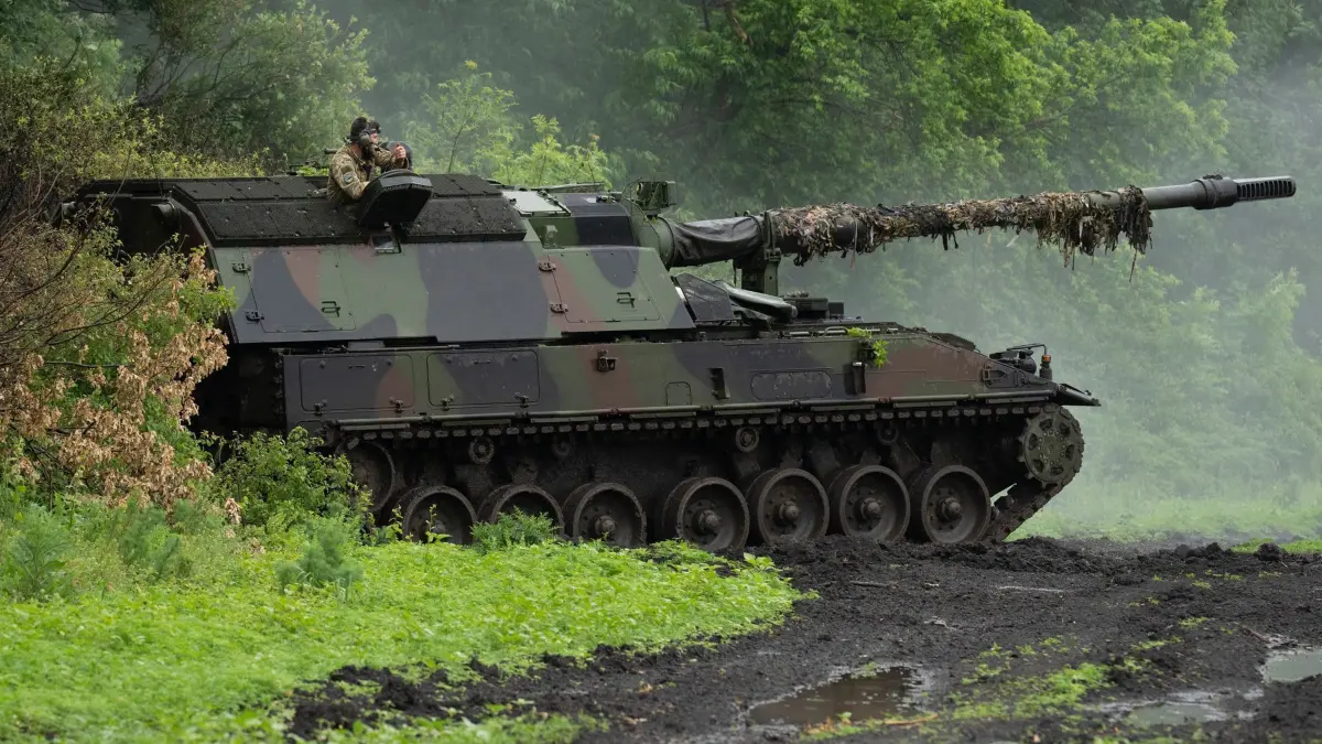 Ukraine-Krieg - Bachmut: ARCHIV - 27.05.2023, Ukraine, Bachmut: Eine deutsche Panzerhaubitze 2000 der ukrainischen Armee steht an der Frontlinie in der Nähe von Bachmut. (zu dpa: «Deutschland räumt Militär-Reparaturzentrum in der Slowakei») Foto: Efrem Lukatsky/AP/dpa +++ dpa-Bildfunk +++