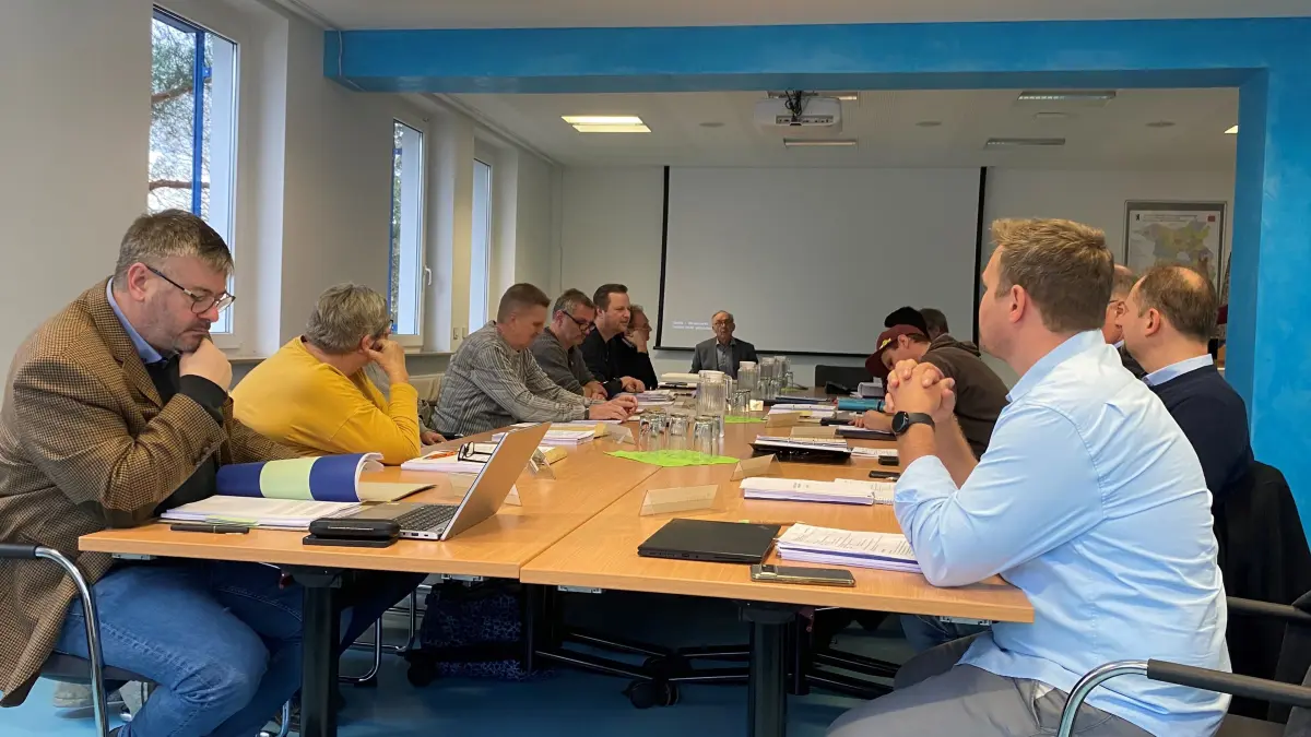 Verbandsversammlung beim Zweckverband in Fürstenwalde: Einige waren neu dabei, zum Beispiel Dirk Meyer (vorn links), der Amtsdirektor von Odervorland.
