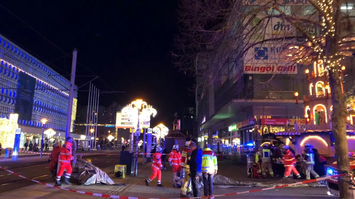 Auto fährt in Menschenmenge auf Magdeburger Weihnachtsmarkt: 20.12.2024, Sachsen-Anhalt, Magdeburg: Einsatzkräfte von Rettungsdiensten und Feuerwehr sind im Einsatz auf dem Weihnachtsmarkt in Magdeburg. Auf dem Weihnachtsmarkt in Magdeburg ist ein Autofahrer in eine Menschengruppe gefahren. (Bestmögliche Qualität) - (zu dpa: «Auto fährt in Menschenmenge auf Magdeburger Weihnachtsmarkt») Foto: Dörthe Hein/dpa-Zentralbild/dpa +++ dpa-Bildfunk +++