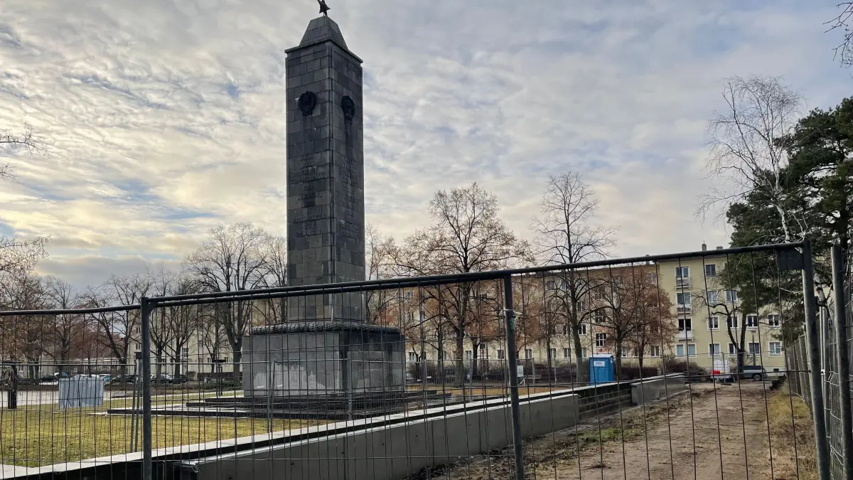 Seit über einem Jahr wird auf dem Platz des Gedenkens gebaut. und ein Ende ist immer noch nicht abzusehen. Warum verzögert sich das Projekt für sowjetische Kriegsgefangene?