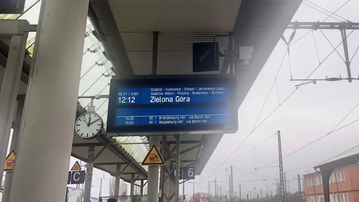 Kommt er oder kommt er nicht? Warten auf die RB91 nach Rzepin/Zielona Góra am Bahnhof Frankfurt (Oder). Der Zug fällt nicht nur ständig aus, man bekommt am Bahnhof auch keine Info, dass ein Ersatzbus fährt.