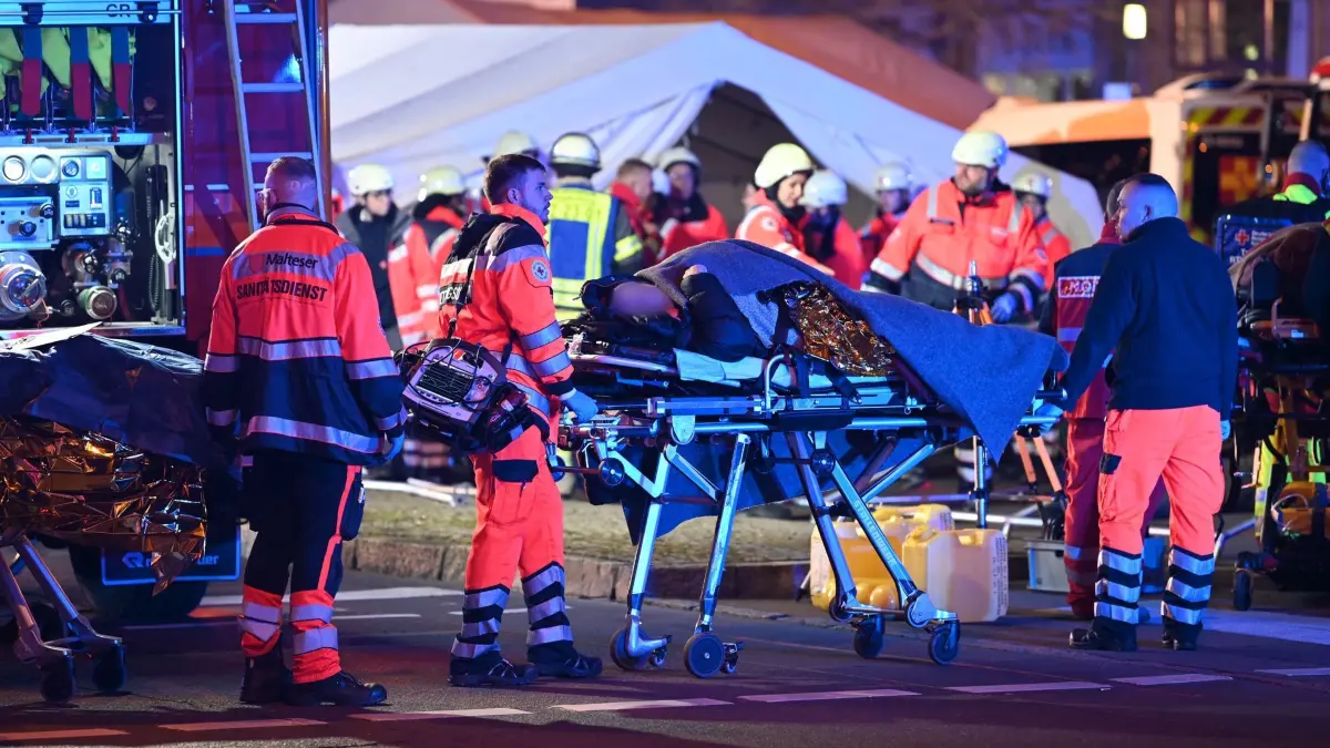 Auto fährt in Menschenmenge auf Magdeburger Weihnachtsmarkt: 20.12.2024, Sachsen-Anhalt, Magdeburg: Einsatzkräfte von Rettungsdiensten, Polizei und Feuerwehr sind im Einsatz auf dem Weihnachtsmarkt in Magdeburg. Auf dem Weihnachtsmarkt in Magdeburg ist ein Autofahrer in eine Menschengruppe gefahren. Foto: Heiko Rebsch/dpa - ACHTUNG: Person(en) wurde(n) aus rechtlichen Gründen gepixelt +++ dpa-Bildfunk +++