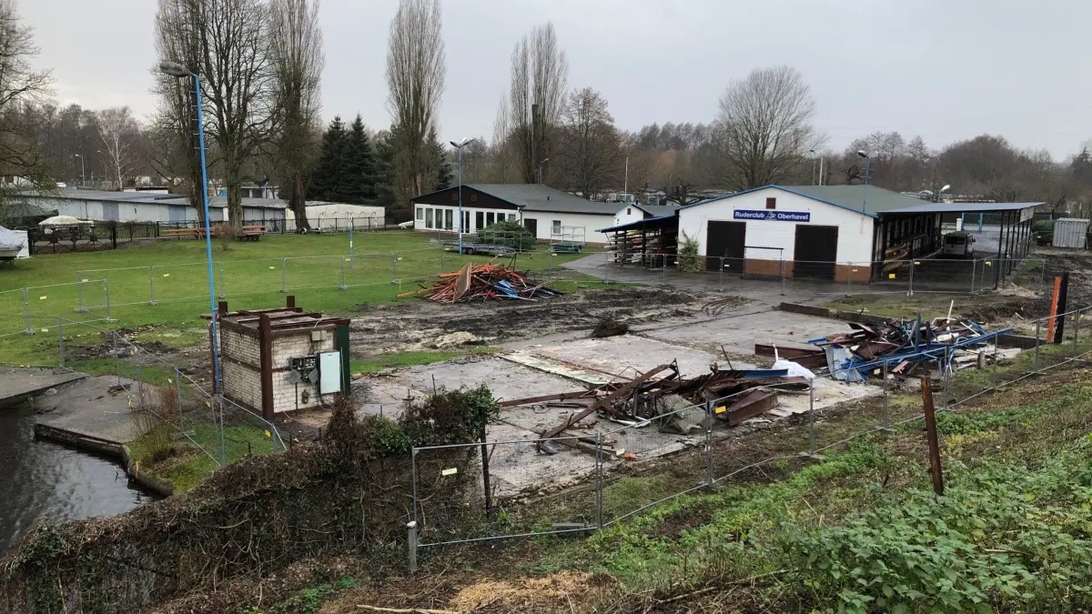 Havelbrücke Hennigsdorf mit Bootsschuppen Ruderclub Brücke Ruppiner Straße Dezember 2024