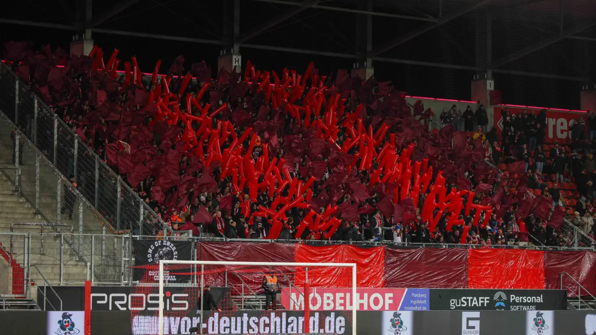 Fancoreo im Gaesteblock
GER, FC Ingolstadt 04 vs. FC Energie Cottbus, Fussball, 3. Liga, Spieltag 19, Saison 2024/2025, 20.12.2024
Foto: Eibner-Pressefoto/Oliver Strisch