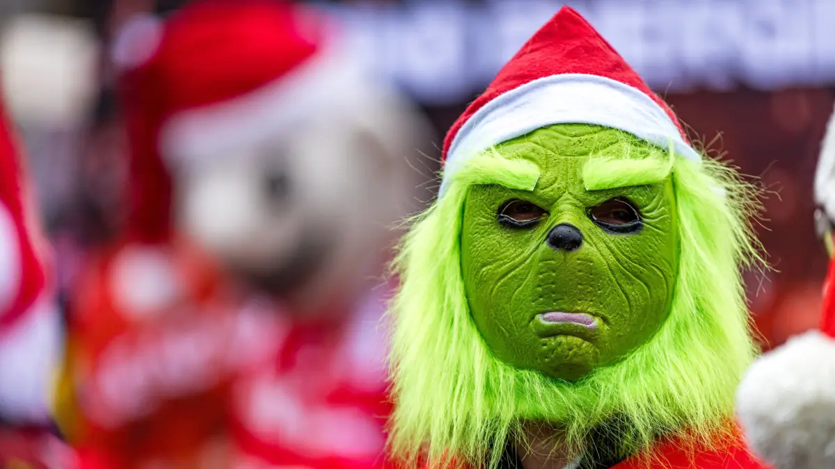 Weihnachtssingen beim FC Energie Cottbus: Ein als Grinch verkleideter Besucher steht im LEAG Energie Stadion, wo heute das Weihnachtssingen des FC Energie Cottbus stattfindet. 6200 Karten wurden bereits im Vorverkauf abgesetzt.