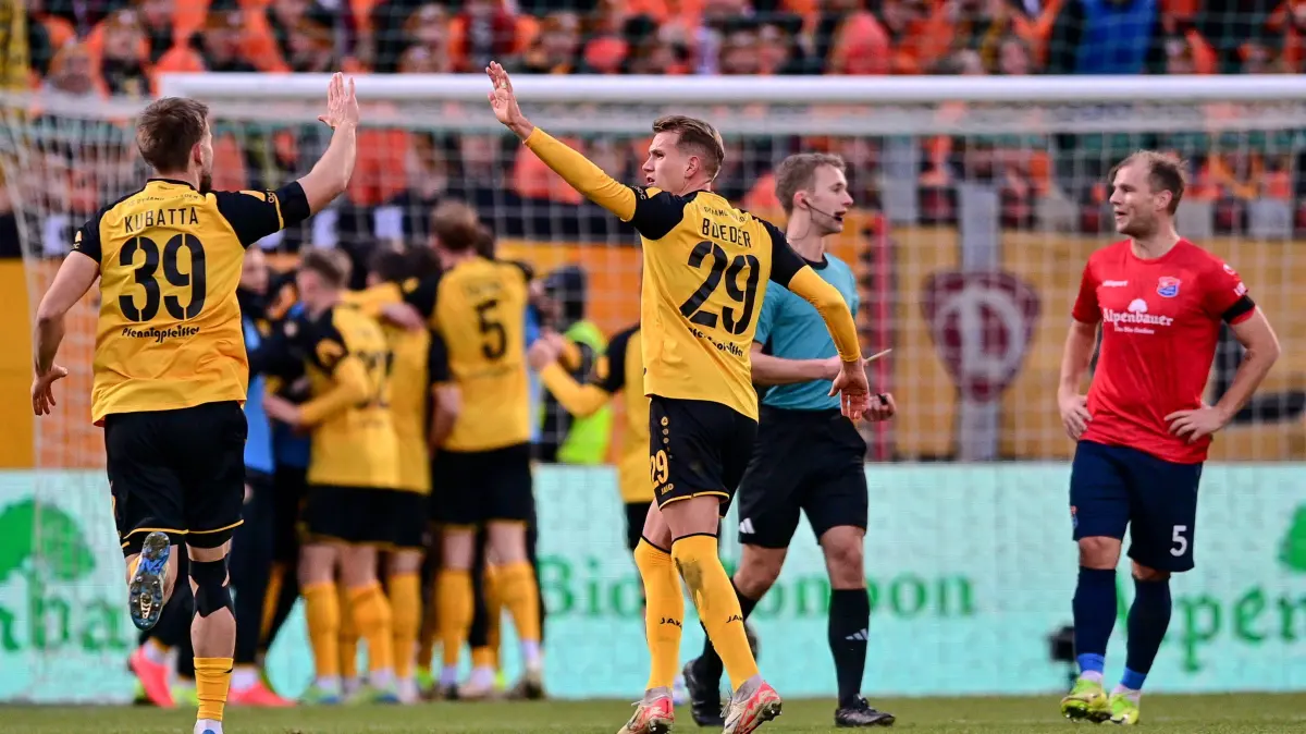 Fussball, 3. Liga, SpVgg Unterhaching - SG Dynamo Dresden: Dresdner Spieler mit Torjubel, Jubel, Torjubel, Torerfolg, celebrate the goal, goal, celebration, Jubel ueber das Tor zum 0:3, durch Stefan Kutschke Dresden, 30 optimistisch, Action, Aktion, Johannes Geis Unterhaching, 5 entt?uscht schauend, Entt?uschung, Frustration, disappointed, pessimistisch, 21.12.2024, Unterhaching Deutschland, Fussball, 3. Liga, SpVgg Unterhaching - SG Dynamo Dresden, DFB/DFL REGULATIONS PROHIBIT ANY USE OF PHOTOGRAPHS AS IMAGE SEQUENCES AND/OR QUASI-VIDEO. *** Dresden players with goal celebration, jubilation, goal celebration, celebrate the goal, goal, celebration, jubilation over the goal to 0 3, by Stefan Kutschke Dresden, 30 optimistic, action, action, Johannes Geis Unterhaching, 5 looking disappointed, disappointment, frustration, disappointed, pessimistic, 21 12 2024, Unterhaching Germany , Soccer, 3 Liga, SpVgg Unterhaching SG Dynamo Dresden, DFB DFL REGULATIONS PROHIBIT ANY USE OF PHOTOGRAPHS AS IMAGE SEQUENCES AND OR QUASI VIDEO xslx