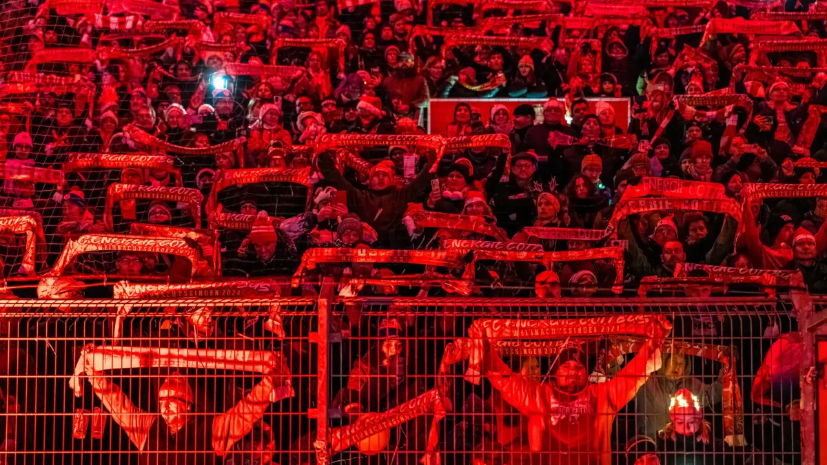 Weihnachtssingen beim FC Energie Cottbus: Besucher stehen auf der Nordwand im LEAG Energie Stadion beim Weihnachtssingen des FC Energie Cottbus.