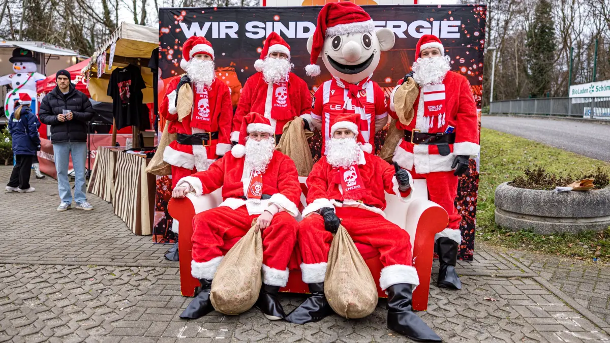 Weihnachtssingen beim FC Energie Cottbus: Weihnachtsmänner und Maskottchen Lauzi stehen im LEAG Energie Stadion, wo heute das Weihnachtssingen des FC Energie Cottbus stattfindet. 6200 Karten wurden bereits im Vorverkauf abgesetzt.