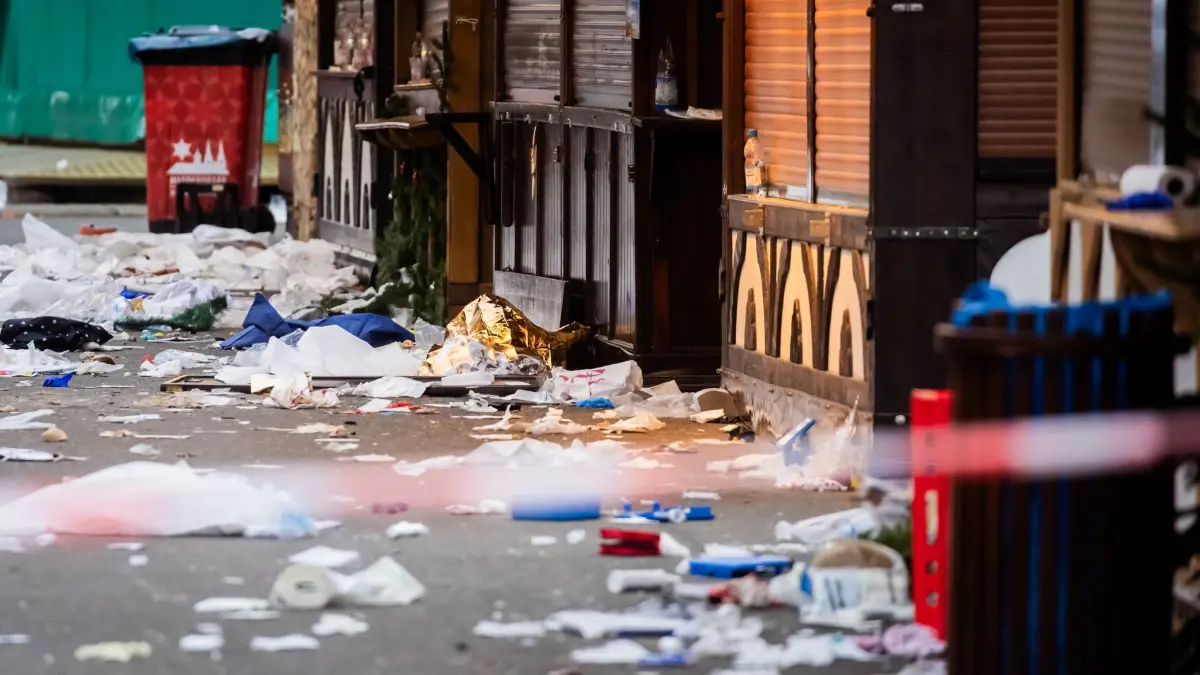 Nach Todesfahrt auf Weihnachtsmarkt in Magdeburg: 21.12.2024, Sachsen-Anhalt, Magdeburg: Müll und andere Gegenstände liegen auf dem Weihnachtsmarkt. Am Vorabend war ein Autofahrer in eine Menschengruppe gefahren. Es gab mehrere Tote und Verletzte. Foto: Christoph Soeder/dpa +++ dpa-Bildfunk +++