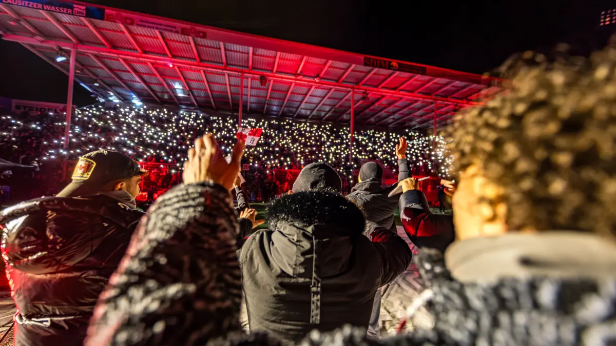 Weihnachtssingen beim FC Energie Cottbus: Spieler des FC Energie Cottbus singen vor der Nordwand im LEAG Energie Stadion beim Weihnachtssingen des FC Energie Cottbus.