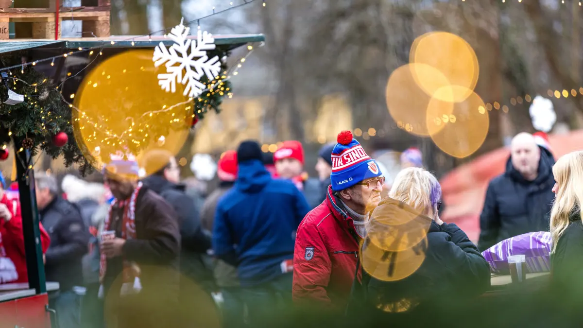Weihnachtssingen beim FC Energie Cottbus: Besucher stehen im LEAG Energie Stadion, wo heute das Weihnachtssingen des FC Energie Cottbus stattfindet. 6200 Karten wurden bereits im Vorverkauf abgesetzt.