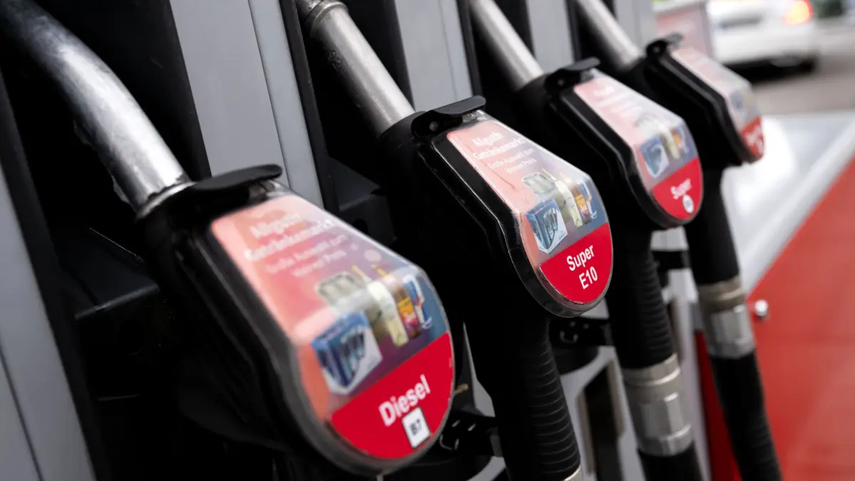 Ein Tanksäule ist an einer Tankstelle zu sehen. Der März 2023 war der erste Monat mit Spritpreisen unter den Werten aus dem Vorjahreszeitraum seit Beginn des Ukraine-Krieges. (zu dpa «Spritpreise: Erster Monat unter Vorjahreswert seit Ukraine-Krieg») +++ dpa-Bildfunk +++