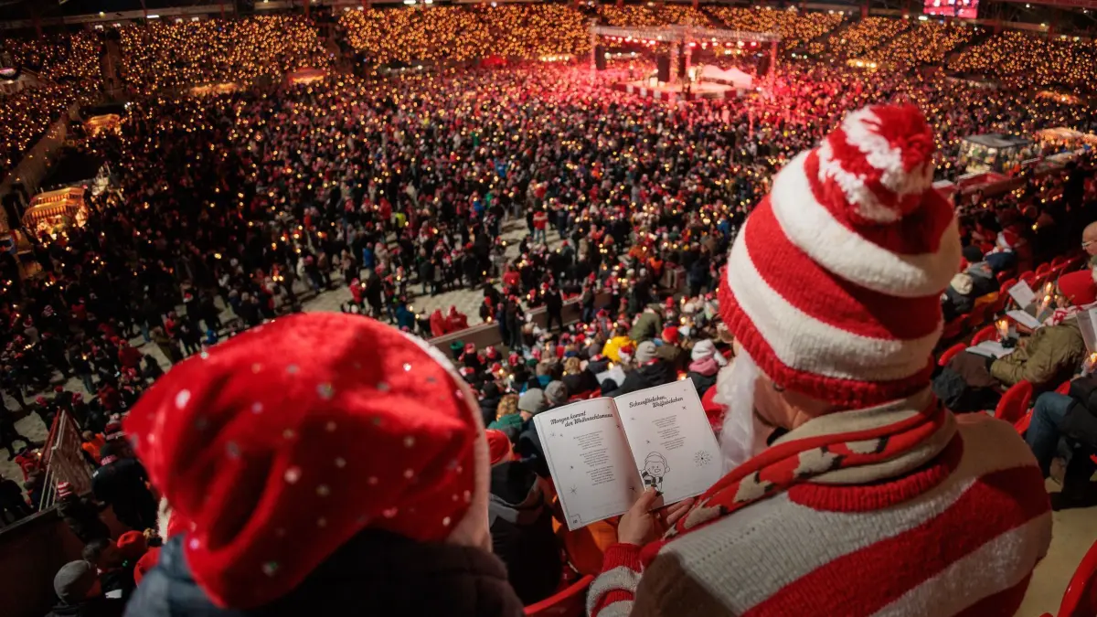 Fußball: Bundesliga, Weihnachtssingen beim 1. FC Union Berlin: 23.12.2024, Berlin: Tausende Menschen singen Weihnachtslieder beim traditionellen Weihnachtssingen des Bundesligisten 1.FC Union im Stadion in der Alten Försterei. Foto: Carsten Koall/dpa +++ dpa-Bildfunk +++
