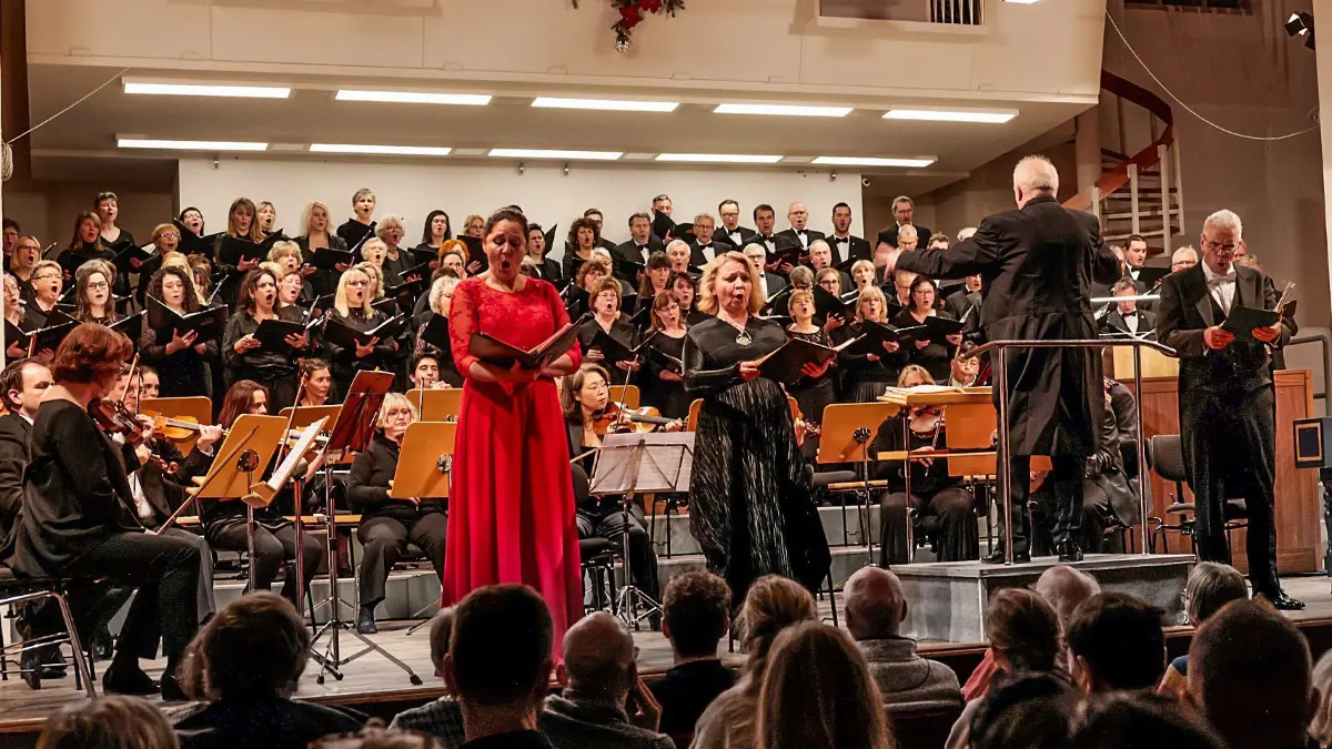 Der Große Chor der Singakademie und das Brandenburgische Staatsorchester Frankfurt (Oder) bei der Aufführung des Weihnachtsoratoriums in der Konzerthalle am 15. Dezember 2024.