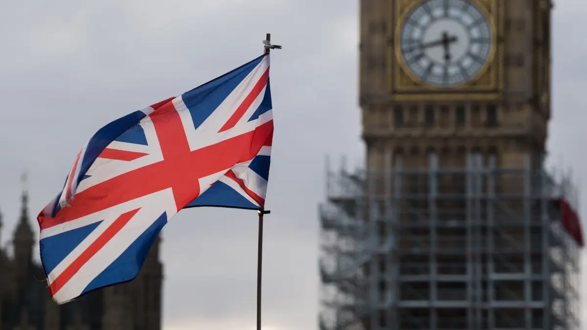 Ein Union Jack weht vor dem Big Ben: ARCHIV - Ab dem 2. April 2025 benötigen Reisende ins Vereinigte Königreich eine elektronische Reisegenehmigung (ETA). (zu dpa: «5 Dinge, die Reisende für 2025 wissen sollten») Foto: Monika Skolimowska/dpa/dpa-tmn - Honorarfrei nur für Bezieher des dpa-Themendienstes +++ dpa-Themendienst +++