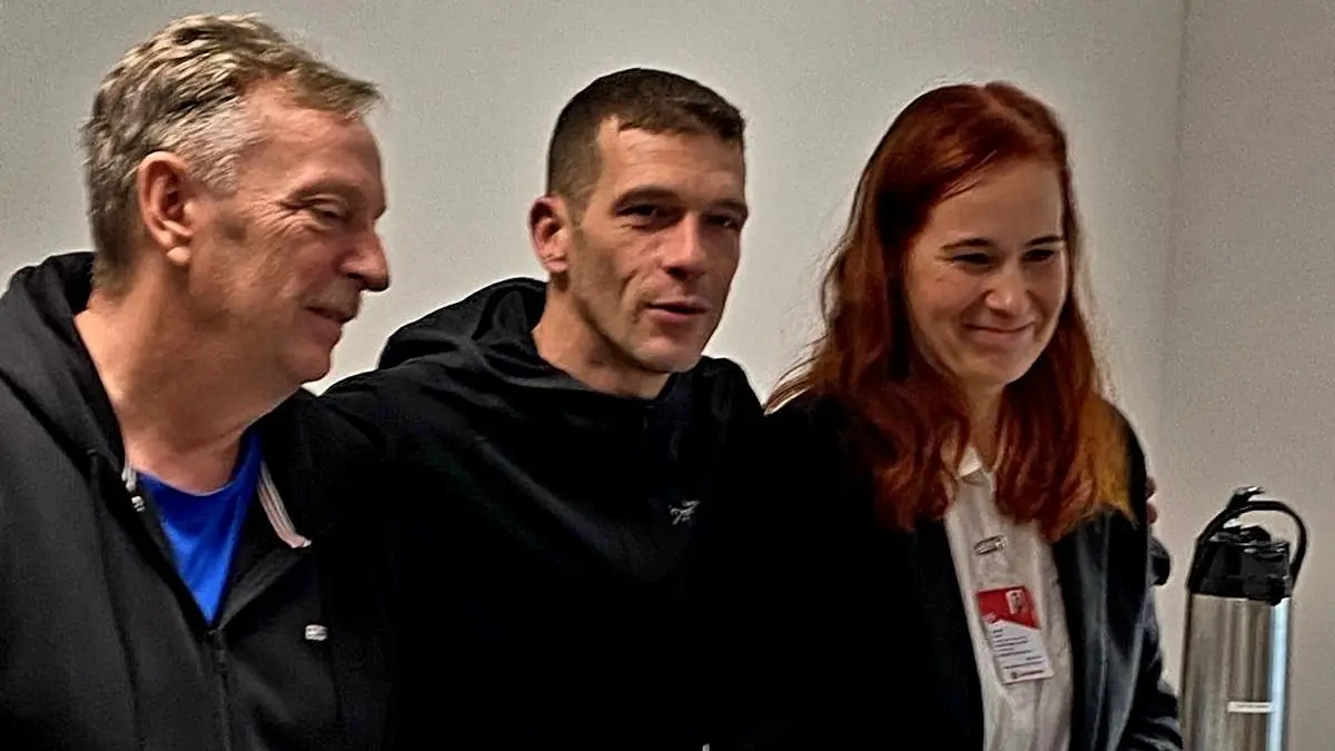 Holger Assmann und Mathias Hentze überbrachten Eileen Samol, Koordinatorin vom Kinderhospizdienst Nora in Eisenhüttenstadt, in Bestensee eine riesige Spende